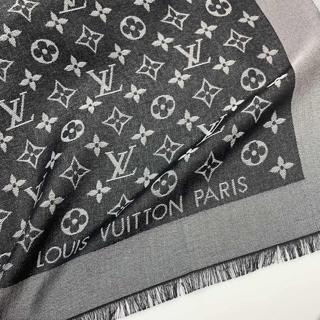 l0vis Vvtt0n lv gold and silver thread shawl