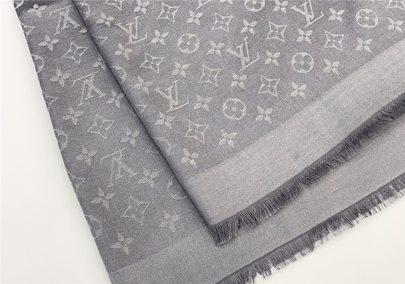 l0vis Vvtt0n lv gold and silver thread shawl