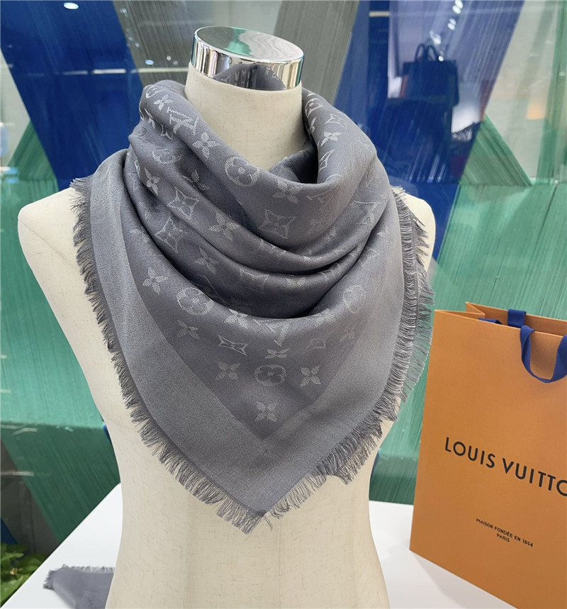 l0vis Vvtt0n lv gold and silver thread shawl