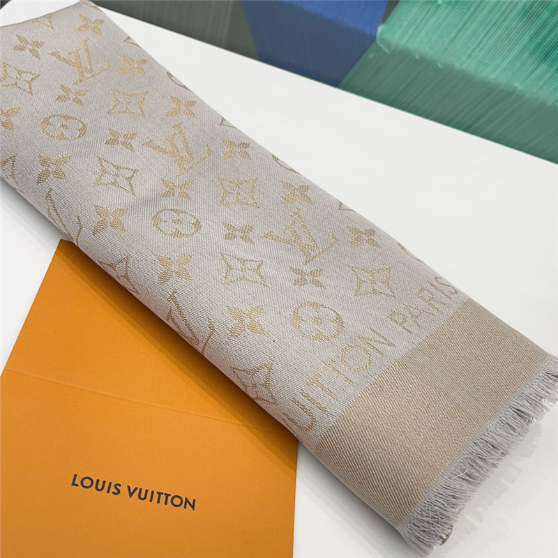 l0vis Vvtt0n lv gold and silver thread shawl
