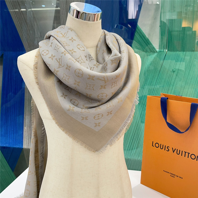 l0vis Vvtt0n lv gold and silver thread shawl