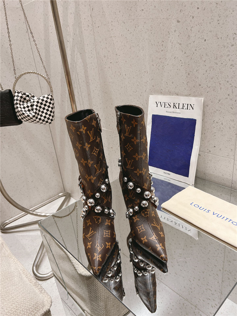 l0vis Vvtt0n leather monogram boots