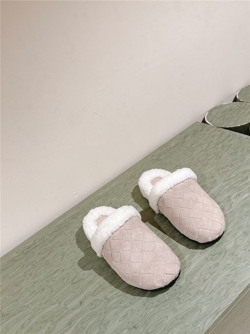b0tt*ga Ven*ta nude suede fur reggie slippers