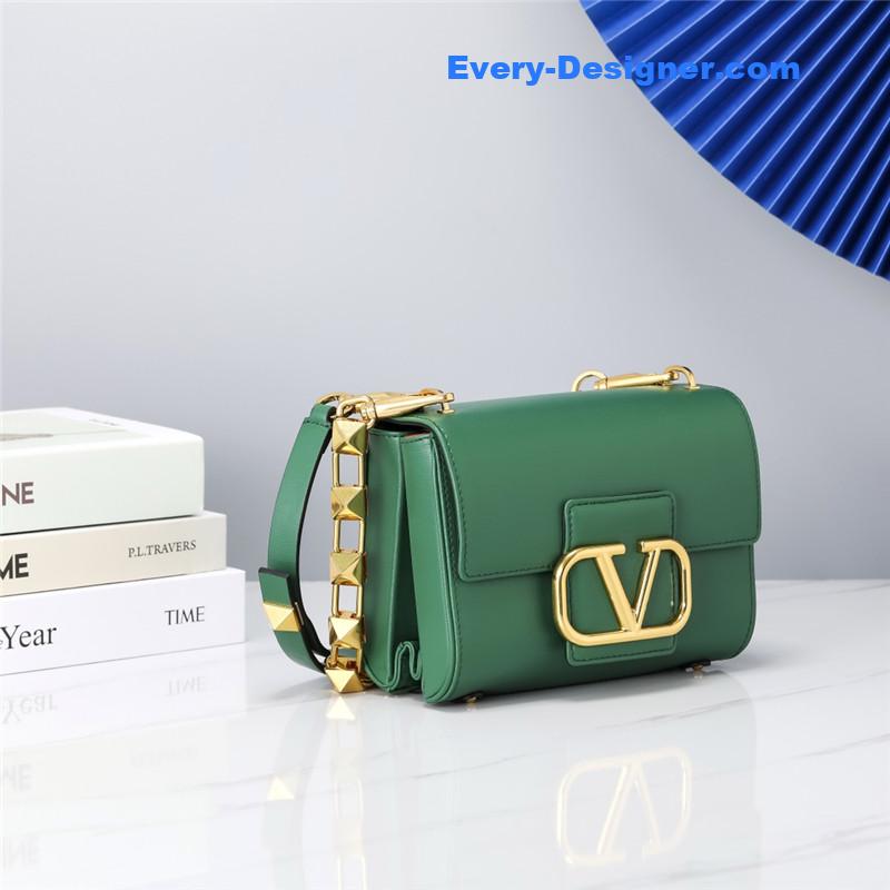 Va1e*ntin0 v logo bag in grained calfskin