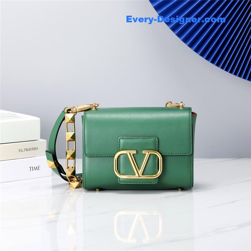 Va1e*ntin0 v logo bag in grained calfskin