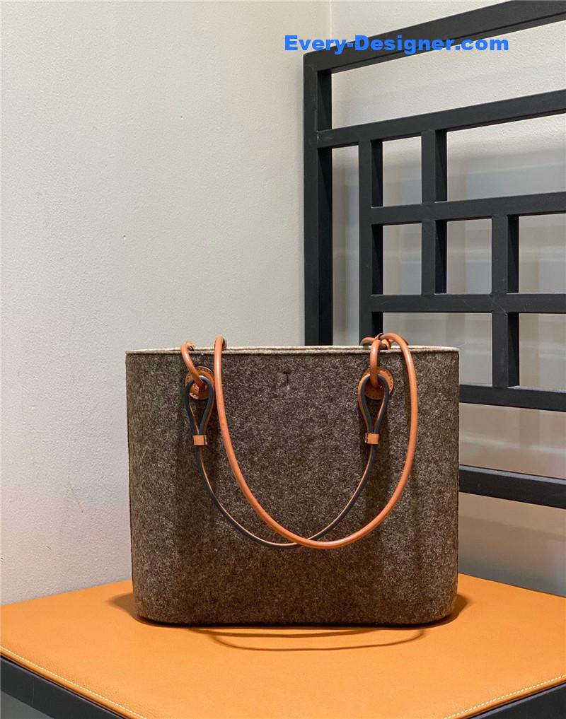 L0ew* anagram tote bag