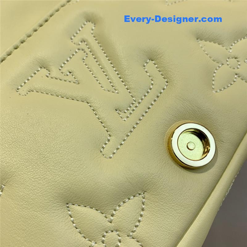 l0vis Vvtt0n lv bubblegram wallet on strap bag