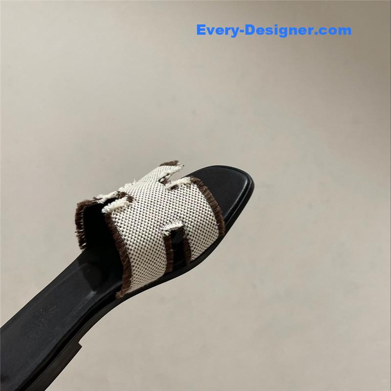 H**me5 h buckle slippers