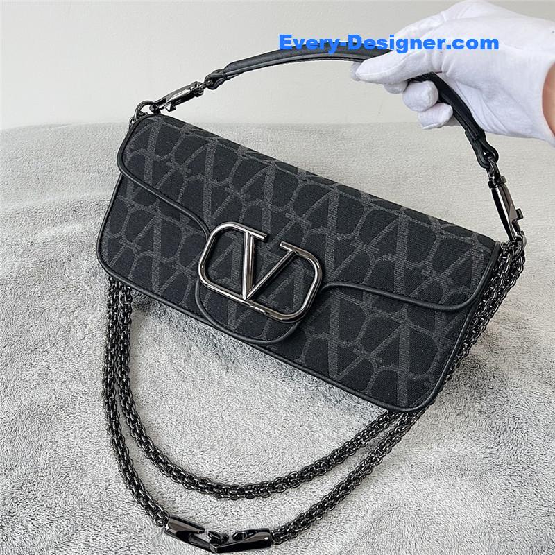 Va1e*ntin0 v logo bag in grained calfskin