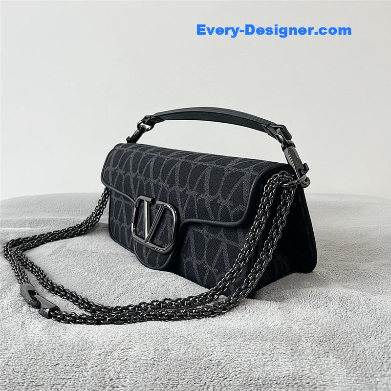 Va1e*ntin0 v logo bag in grained calfskin