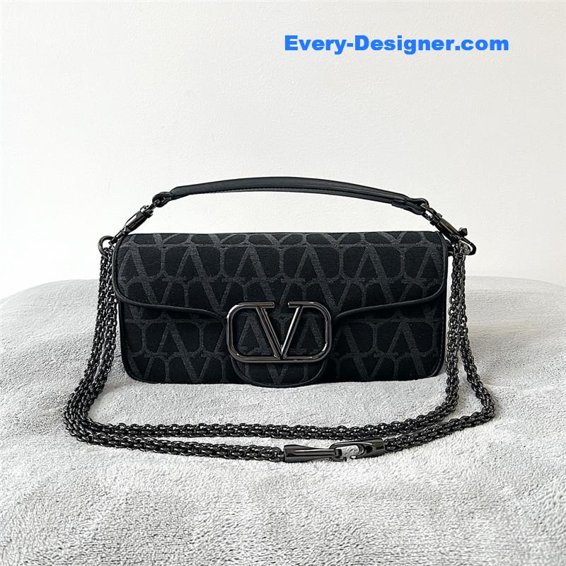 Va1e*ntin0 v logo bag in grained calfskin