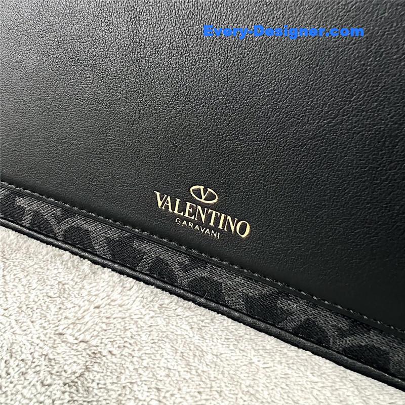 Va1e*ntin0 v logo bag in grained calfskin