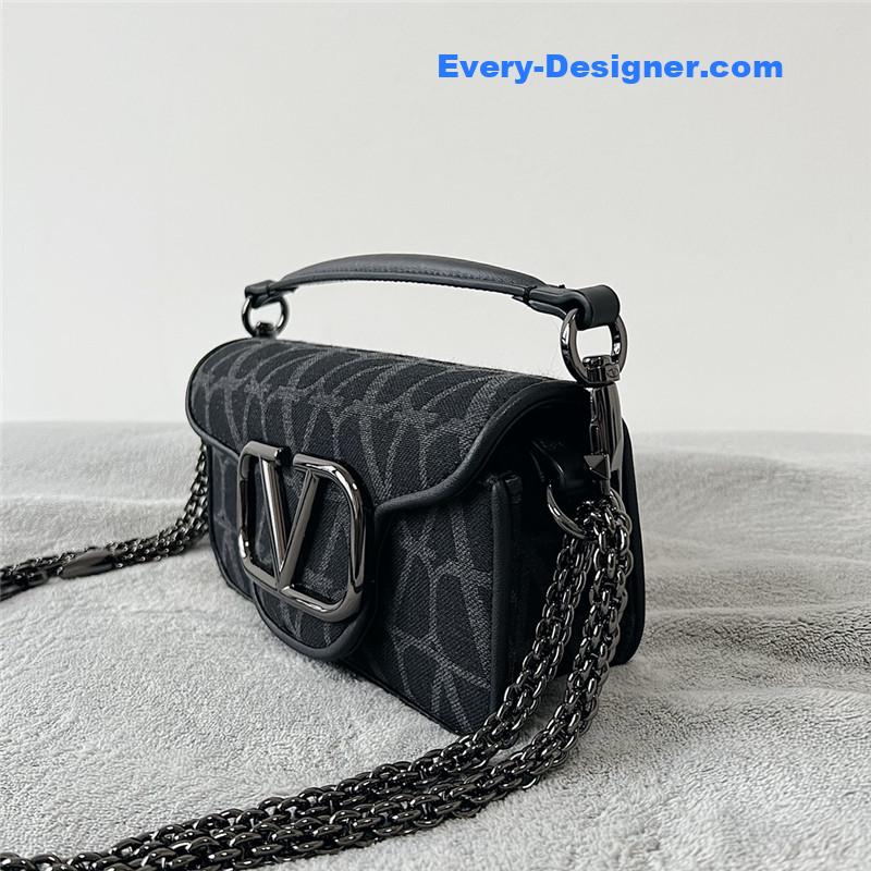 Va1e*ntin0 v logo bag in grained calfskin