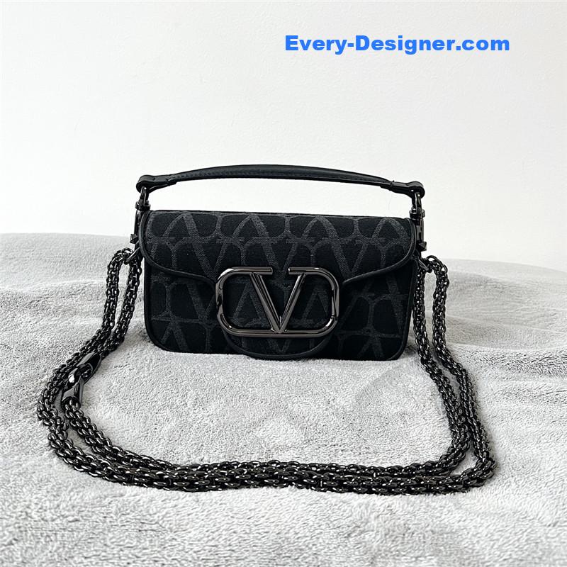 Va1e*ntin0 v logo bag in grained calfskin