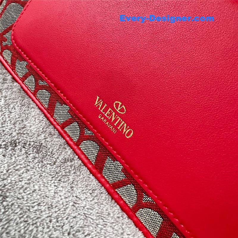 Va1e*ntin0 v logo mini loc¨° bag in calfskin