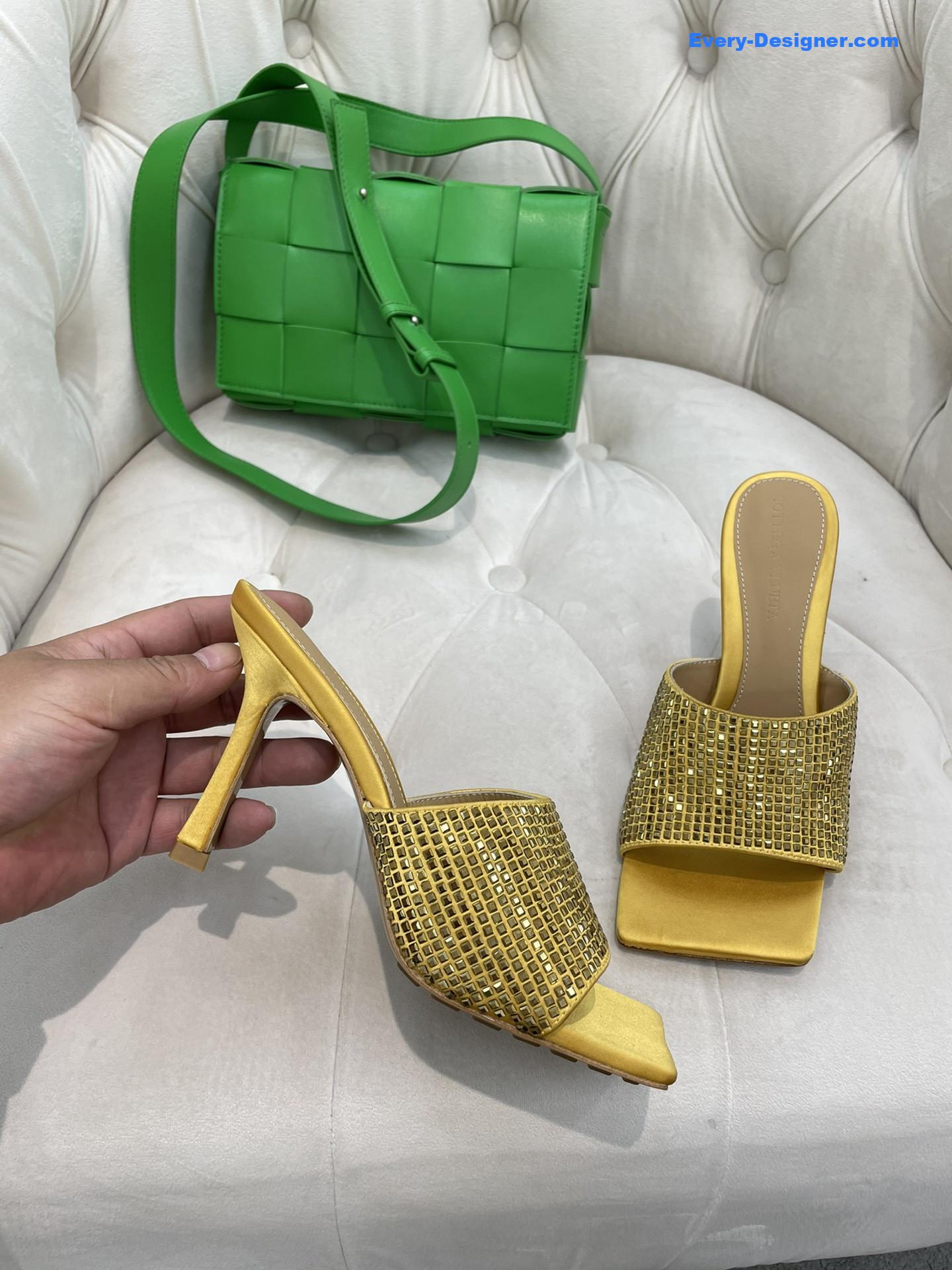 b0tt*ga ven*ta new square D1am0nd slippers