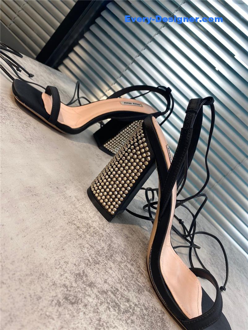M1um1u new one word with high heel dragging