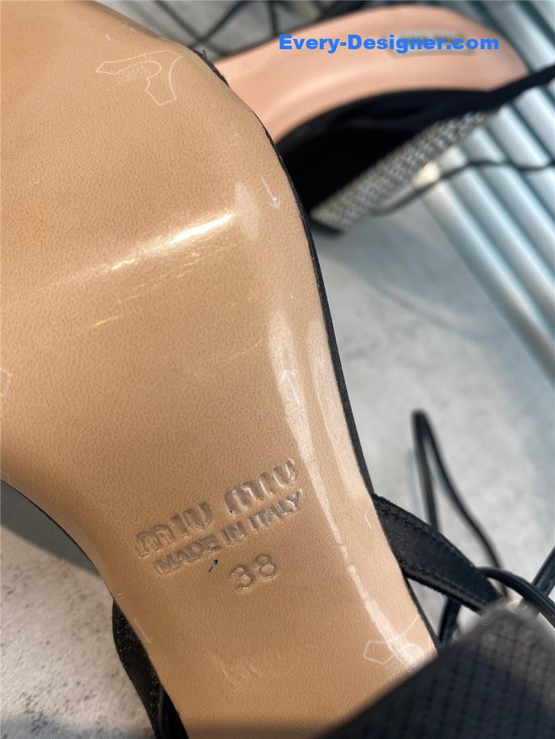 M1um1u new one word with high heel dragging