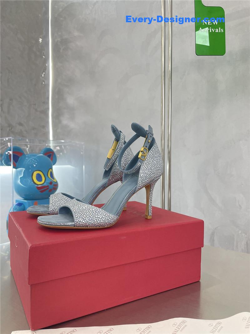 Va1e*ntin0 classic design glass slipper