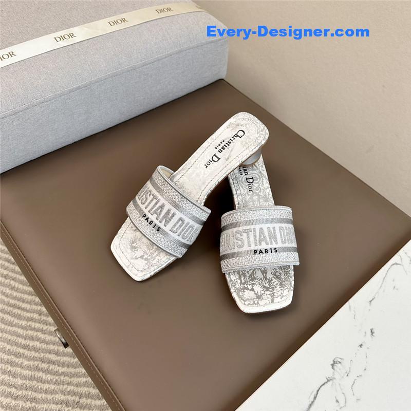 D10r logo embroidered slippers