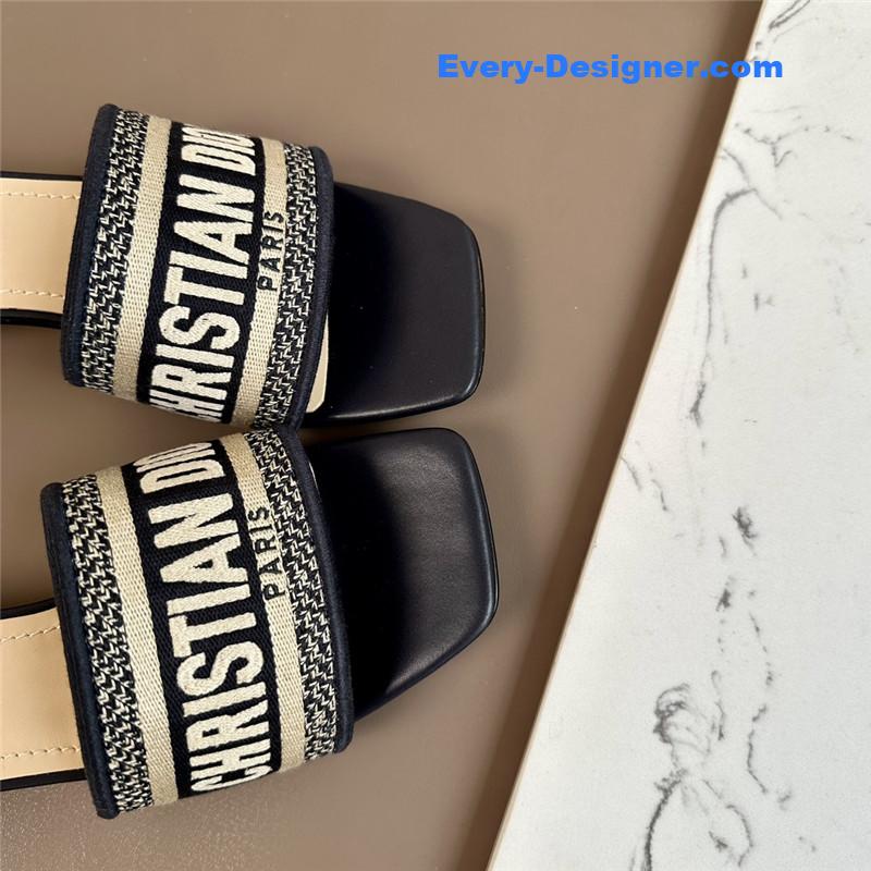 D10r logo embroidered slippers