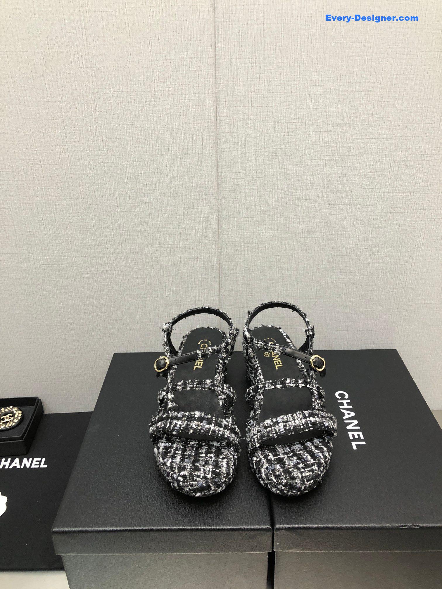 CC back metal logo sandals