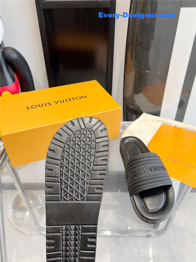 l0vis Vvtt0n lv couple slippers