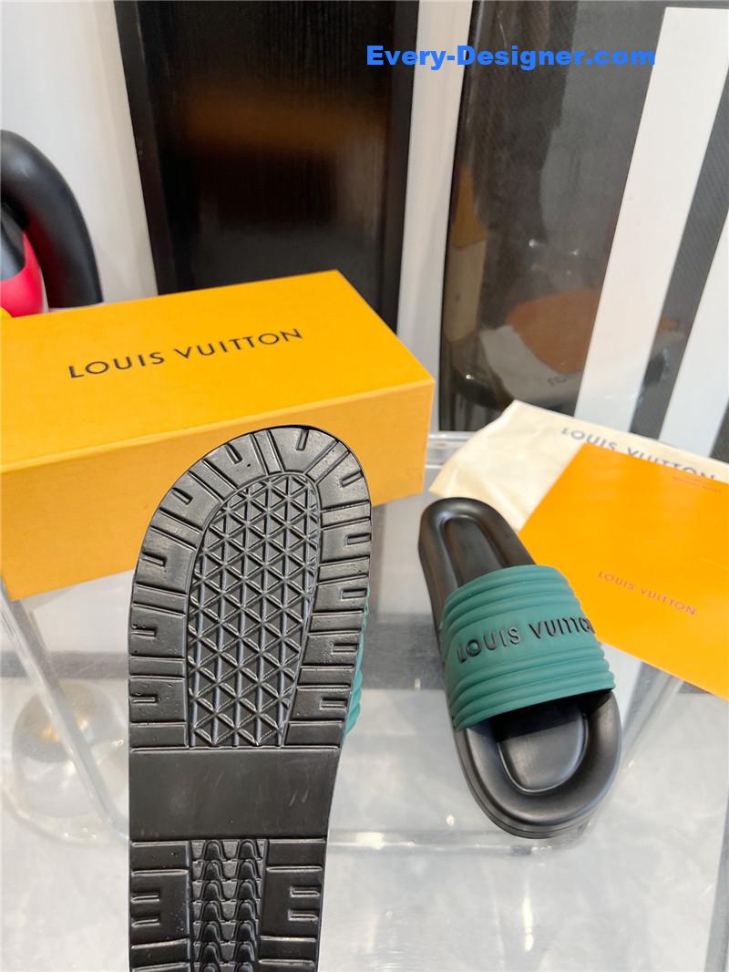 l0vis Vvtt0n lv couple slippers