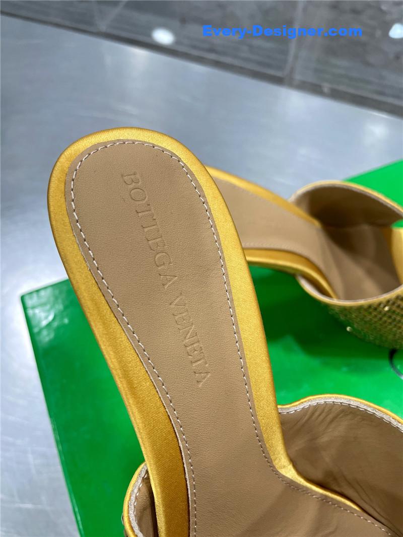 b0tt*ga ven*ta new square D1am0nd slippers
