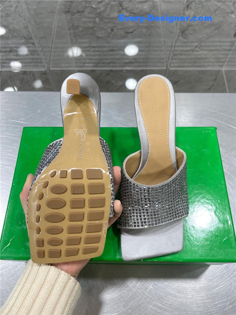 b0tt*ga ven*ta new square D1am0nd slippers