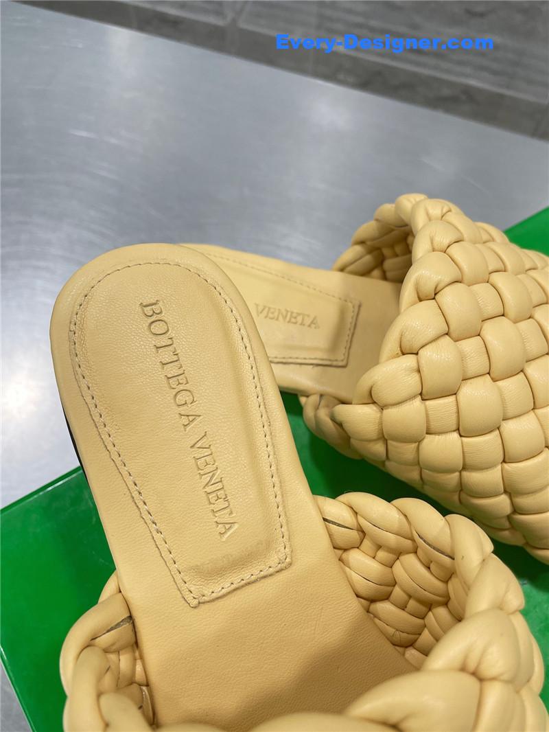 b0tt*ga Ven*ta woven slides