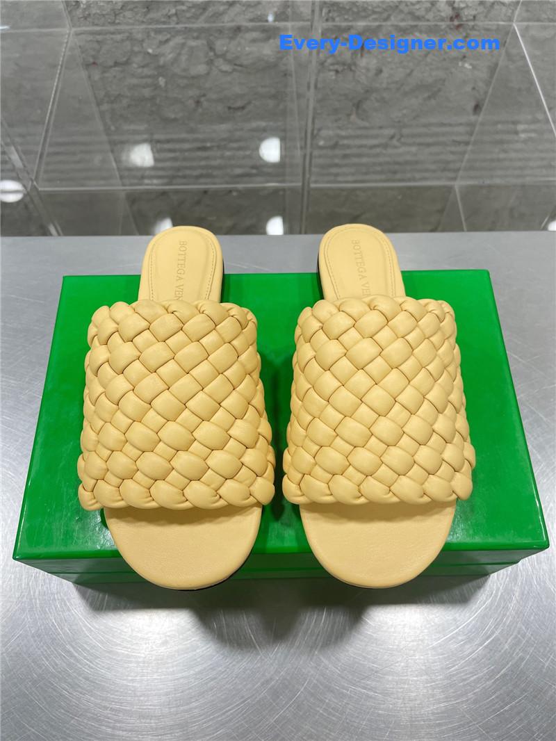 b0tt*ga Ven*ta woven slides