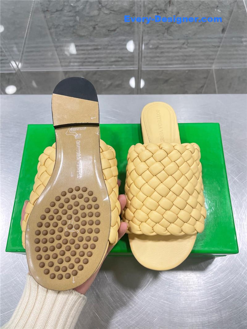b0tt*ga Ven*ta woven slides