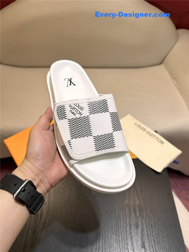 l0vis Vvtt0n lv sandals