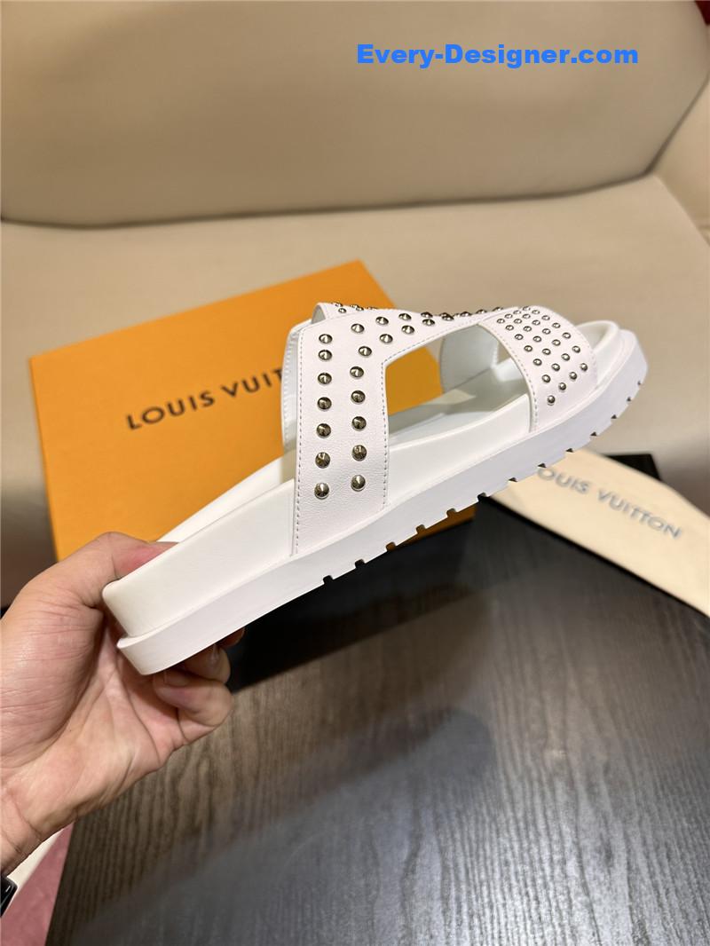 l0vis Vvtt0n lv sandals