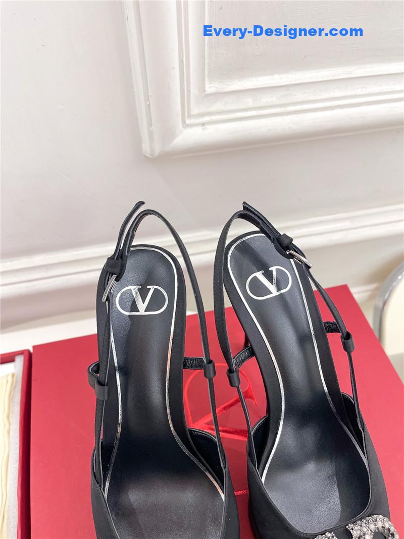 Va1e*ntin0 v buckle platform pumps
