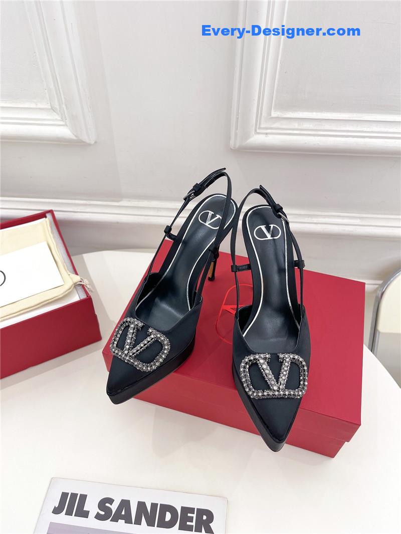 Va1e*ntin0 v buckle platform pumps