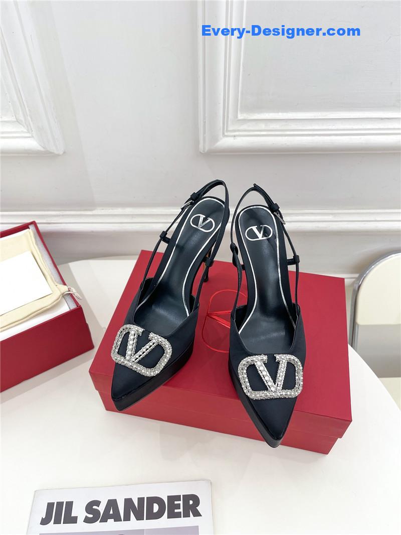 Va1e*ntin0 v buckle platform pumps