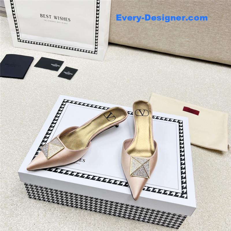 Va1e*ntin0 latest v logo buckle back air slippers