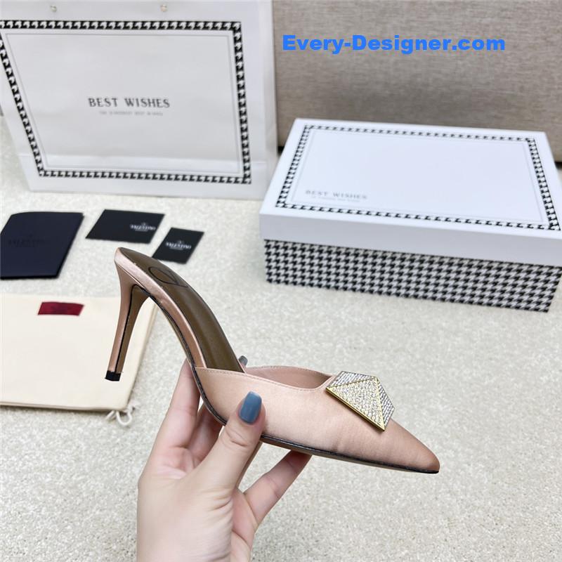 Va1e*ntin0 latest v logo buckle back air slippers