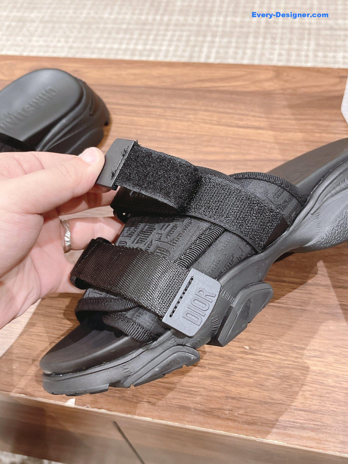 D10r spring and summer new thick-soled beach slippers