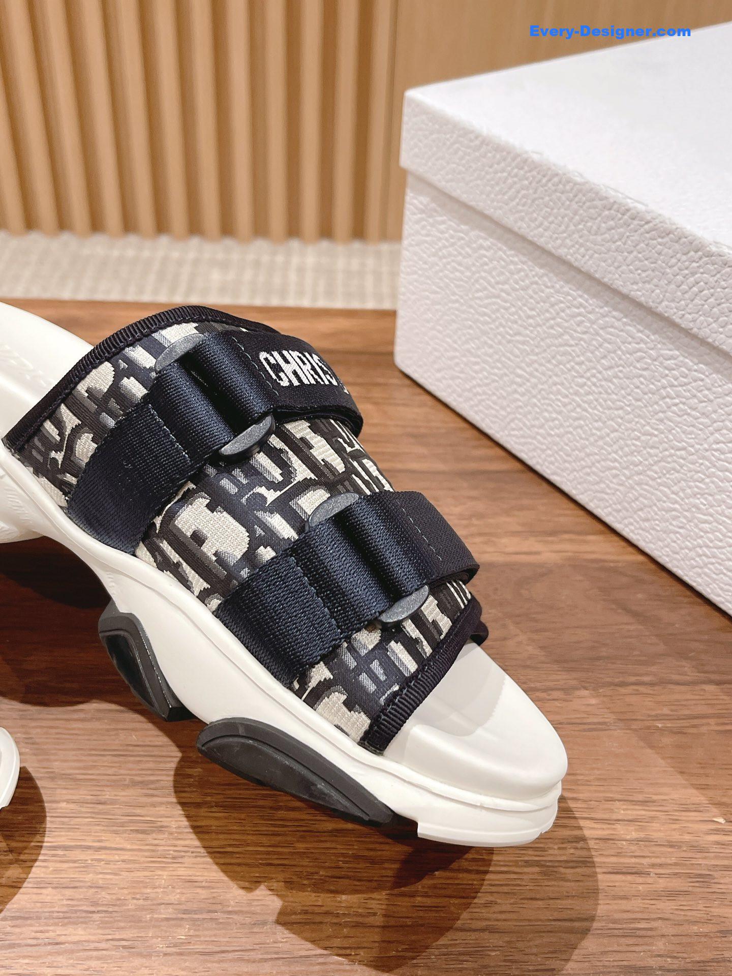 D10r spring and summer new thick-soled beach slippers