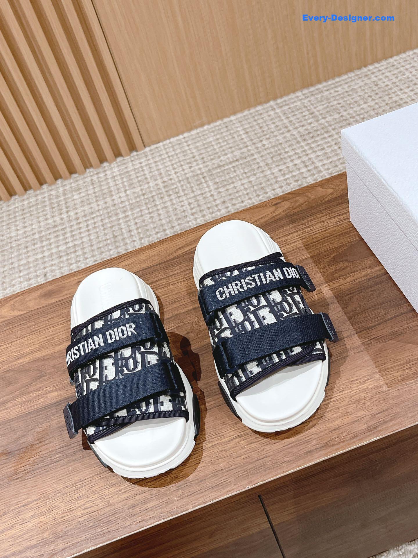 D10r spring and summer new thick-soled beach slippers