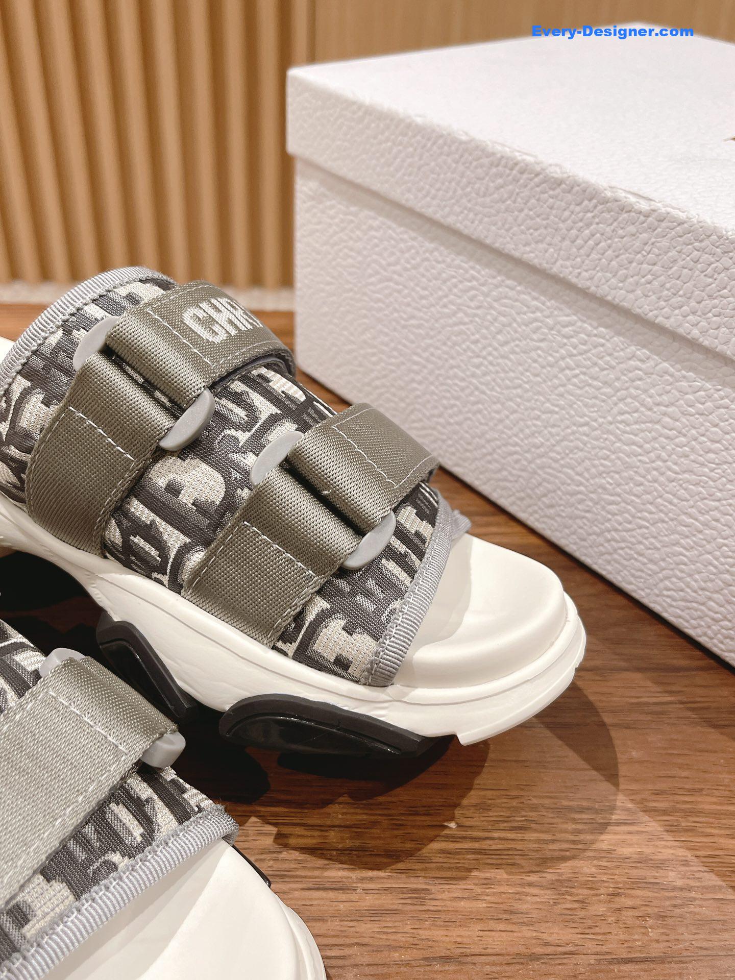 D10r spring and summer new thick-soled beach slippers