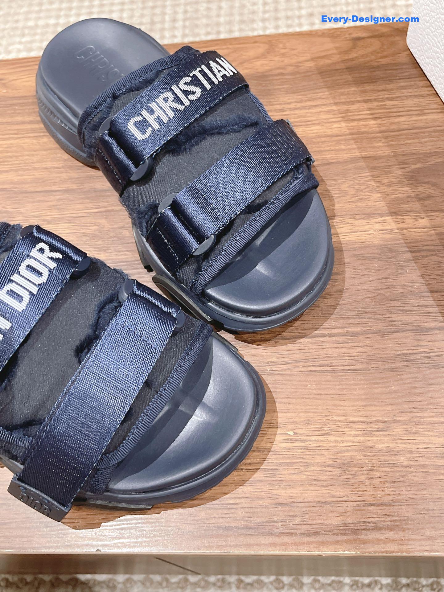 D10r spring and summer new thick-soled beach slippers