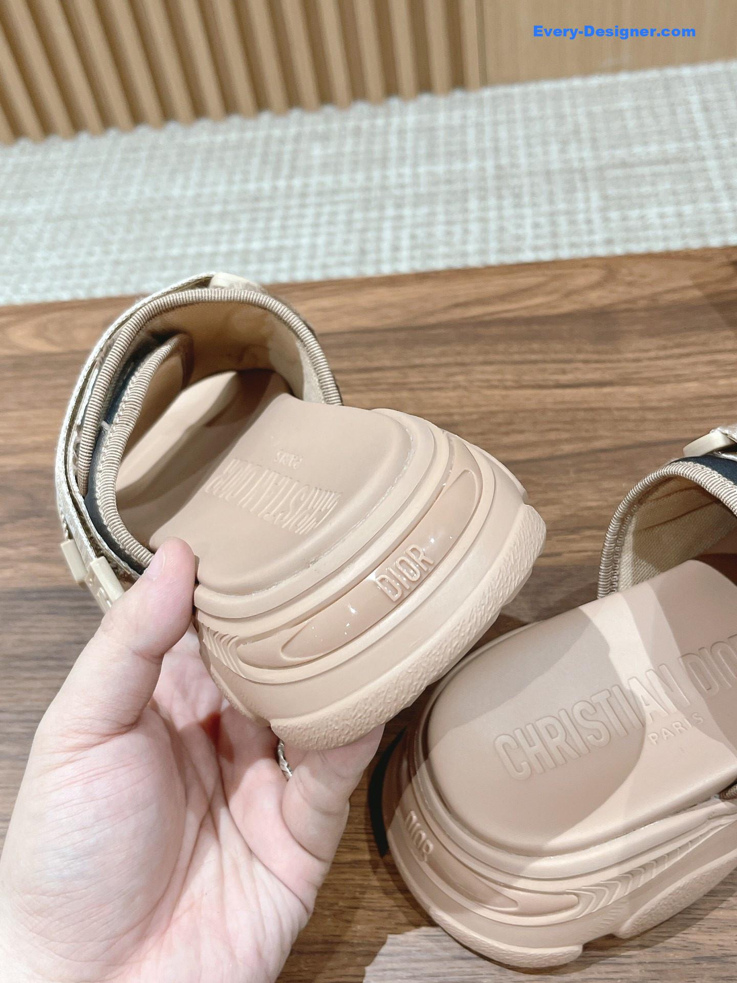 D10r spring and summer new thick-soled beach slippers