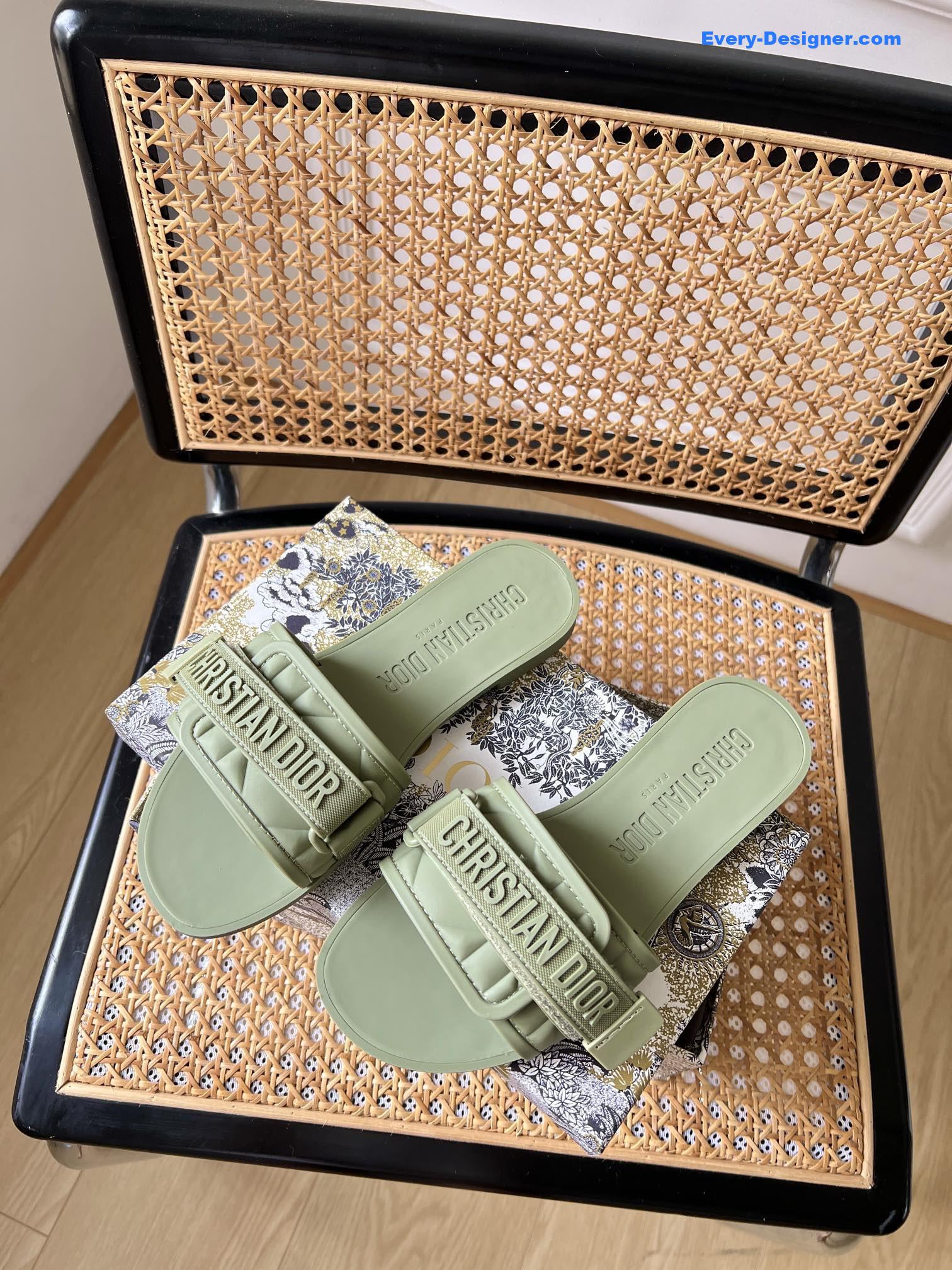 D10r velcro slippers
