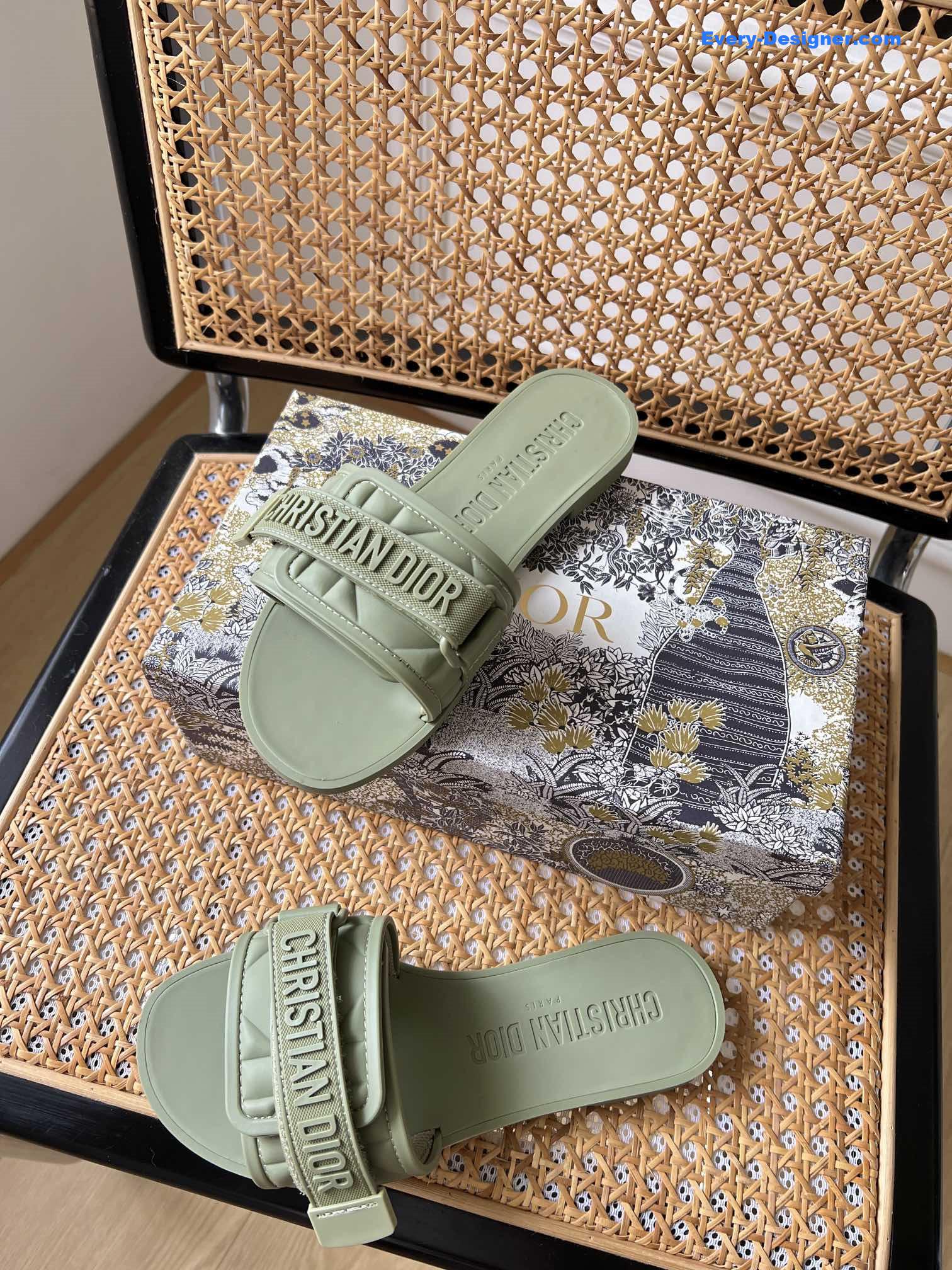 D10r velcro slippers
