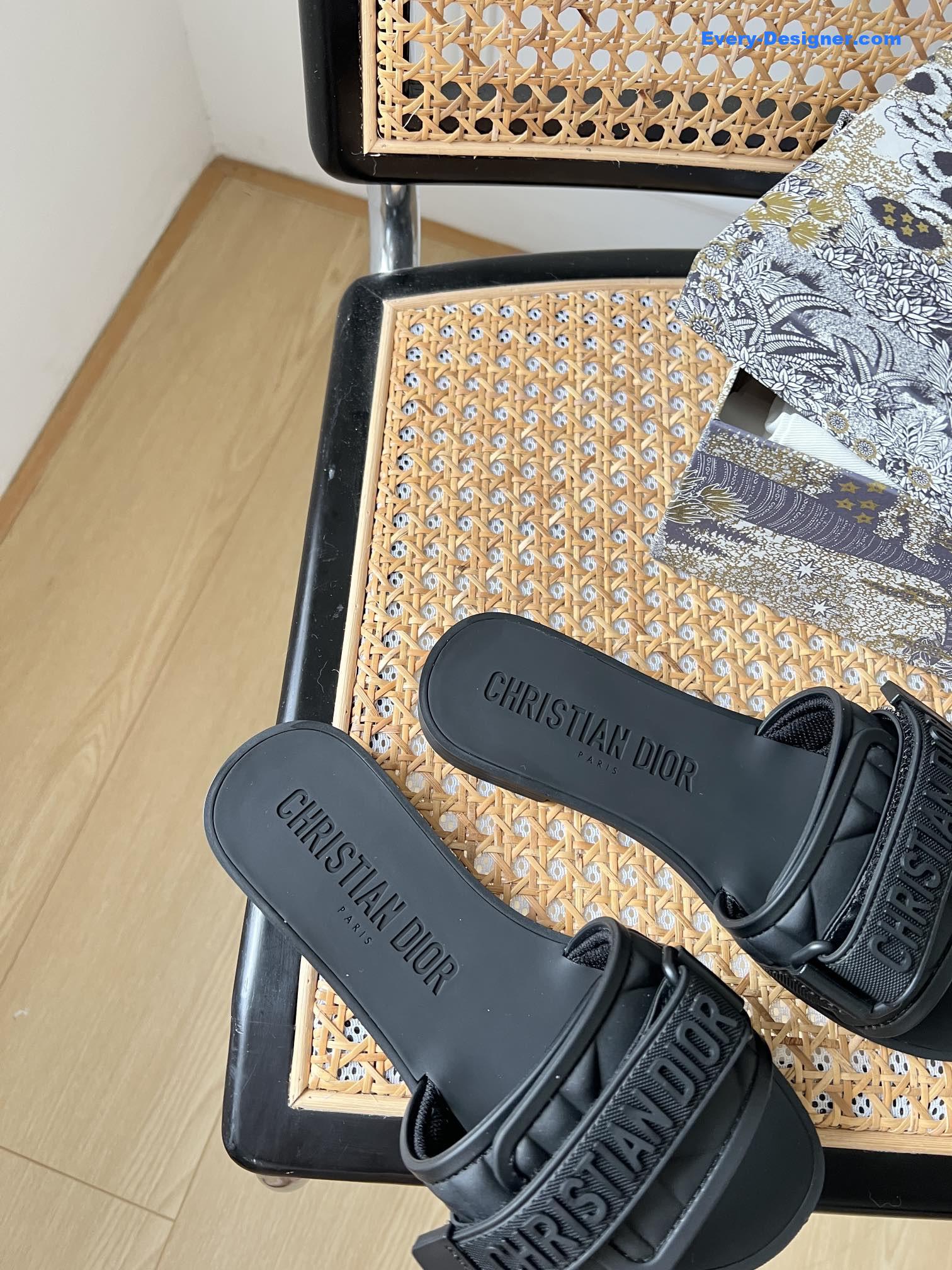 D10r velcro slippers
