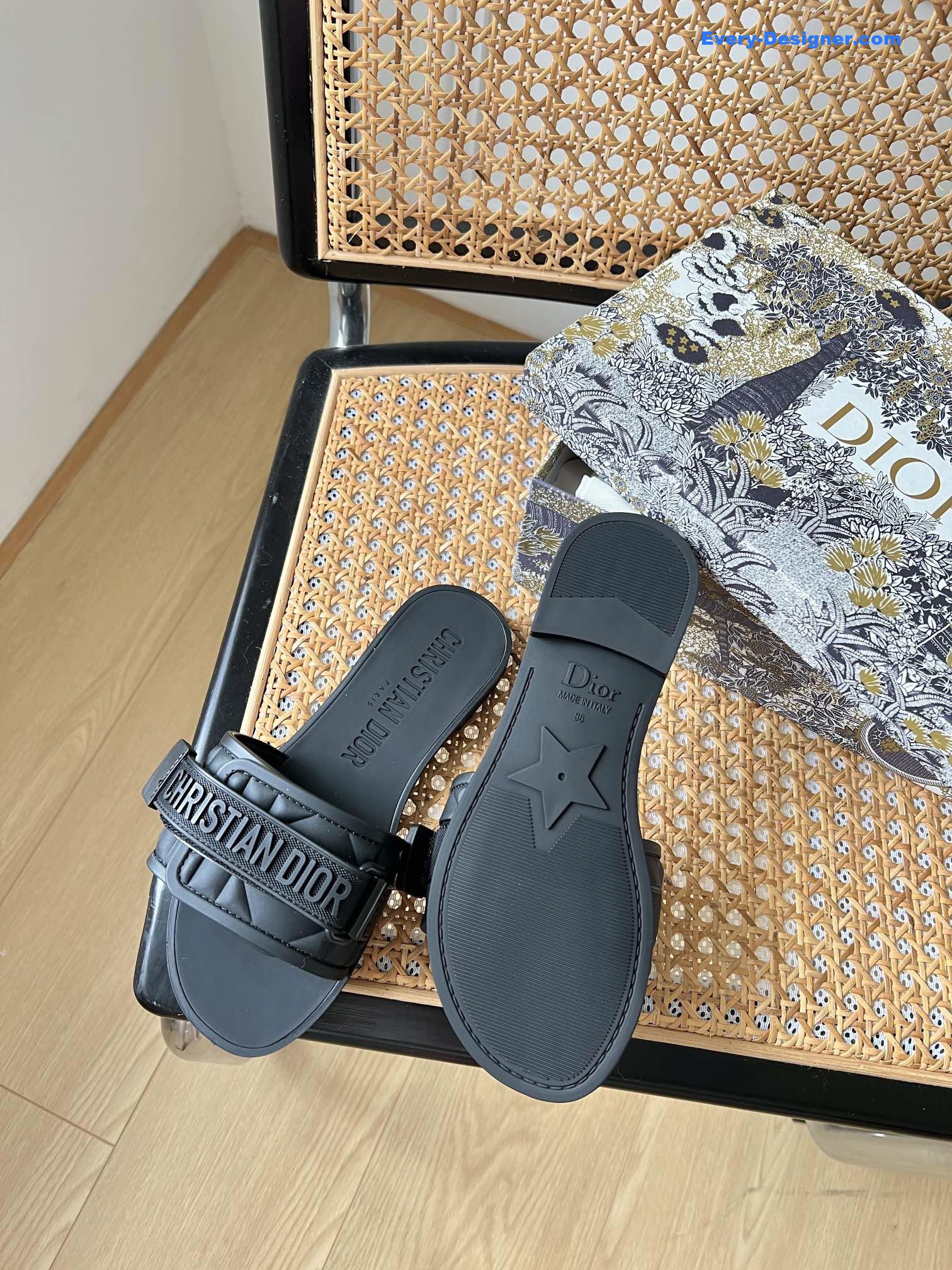D10r velcro slippers